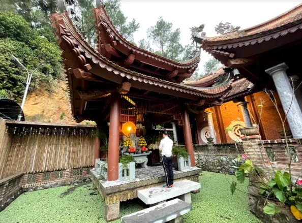 Ban lãnh đạo và cấp quản lý công ty Việt Chuẩn thăm quan chùa Địa Tạng Phi Lai